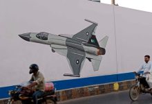 كراتشي، 22 مايو: رسم طائرة مقاتلة وعلم باكستان / Globallookpress