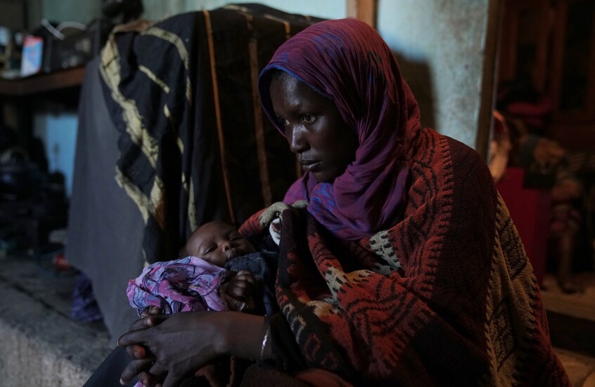 نازحة سودانية، تبلغ من العمر 25 عاما، في كوخها بمخيم الزريعة للنازحين في وسط مدينة بنغازي، ليبيا - صورة أرشيفية / Gettyimages.ru