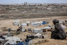 سيدة فلسطينية تجلس على تلة في دير البلح بعد نزوحها جراء العمليات العسكرية الإسرائيلية في قطاع غزة - 6 أكتوبر 2025. / Gettyimages.ru