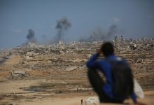 مدينة غزة، غزة - 6 أكتوبر/تشرين الأول: تصاعد الدخان فوق جنوب مدينة غزة إثر سلسلة من الغارات الجوية الإسرائيلية في 6 أكتوبر 2025، رغم دعوة الرئيس الأمريكي دونالد ترامب لوقف الهجوم فورا. / Gettyimages.ru