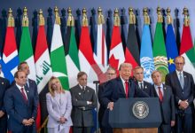 الرئيس الأمريكي دونالد ترامب يتحدث خلال قمة غزة في شرم الشيخ حيث ناقش اجتماع رؤساء الدول والحكومات دعم القطاع بعد وقف إطلاق النار بين إسرائيل وحماس. / Globallookpress