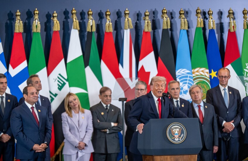 الرئيس الأمريكي دونالد ترامب يتحدث خلال قمة غزة في شرم الشيخ حيث ناقش اجتماع رؤساء الدول والحكومات دعم القطاع بعد وقف إطلاق النار بين إسرائيل وحماس. / Globallookpress