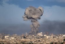 تصاعد الدخان بعد غارات جوية إسرائيلية استهدفت مناطق سكنية في قطاع غزة، في 7 أكتوبر 2025. / Gettyimages.ru