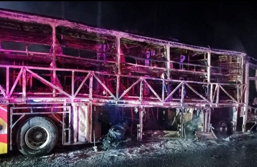 دراجة نارية تُشعل حريقا يلتهم حافلة ويتسبب بمقتل 20 راكبا / منصة إكس