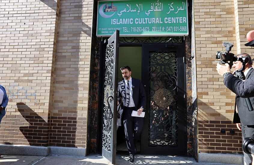 المرشح الديمقراطي لرئاسة بلدية مدينة نيويورك زهران ممداني خارجا من المركز الثقافي الإسلامي في مدينة برونكس / Gettyimages.ru