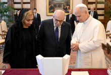 البابا ليو الـ14 يتبادل الهدايا مع رئيس الوزراء اللبناني نواف سلام وزوجته سحر بعاصيري. 25 أكتوبر 2025. / Gettyimages.ru