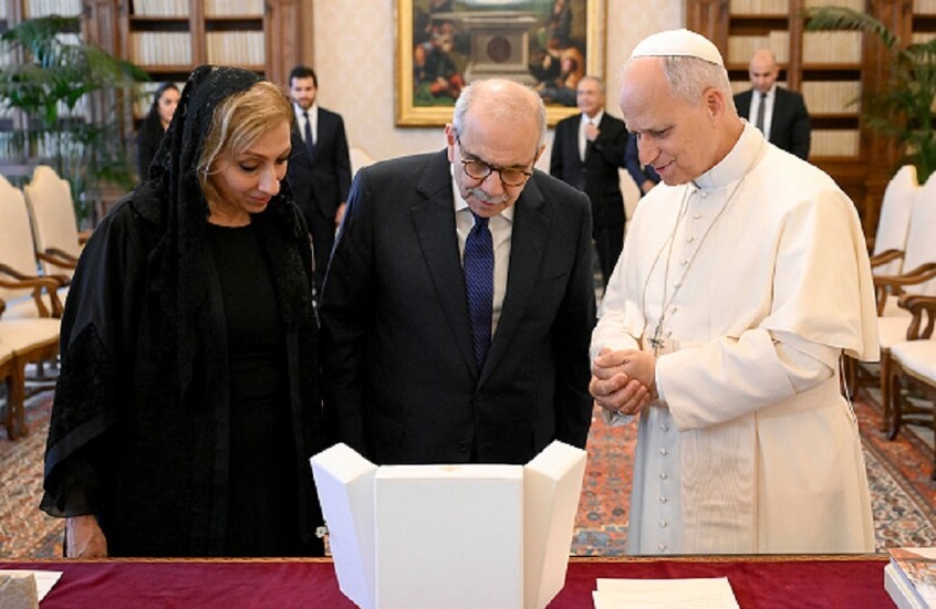 البابا ليو الـ14 يتبادل الهدايا مع رئيس الوزراء اللبناني نواف سلام وزوجته سحر بعاصيري. 25 أكتوبر 2025. / Gettyimages.ru