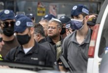 وزير الأمن القومي الإسرائيلي اليميني المتطرف، إيتمار بن غفير (في الوسط). / Gettyimages.ru