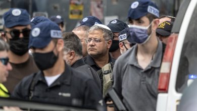 وزير الأمن القومي الإسرائيلي اليميني المتطرف، إيتمار بن غفير (في الوسط). / Gettyimages.ru