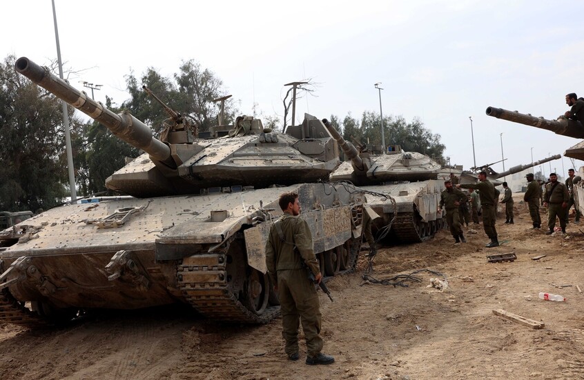 قوات وآليات عسكرية إسرائيلية على حدود قطاع غزة / Globallookpress