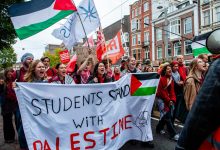 طلاب هولنديون يتظاهرون ضد الإبادة الجماعية التي ترتكبها إسرائيل في قطاع غزة خلال احتجاج حاشد شارك فيه حوالي 250 ألف شخص مطالبين الحكومة الهولندية باتخاذ موقف أكثر حزما ضد إسرائيل. / Globallookpress