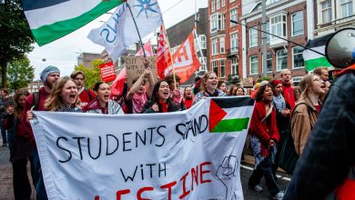 طلاب هولنديون يتظاهرون ضد الإبادة الجماعية التي ترتكبها إسرائيل في قطاع غزة خلال احتجاج حاشد شارك فيه حوالي 250 ألف شخص مطالبين الحكومة الهولندية باتخاذ موقف أكثر حزما ضد إسرائيل. / Globallookpress