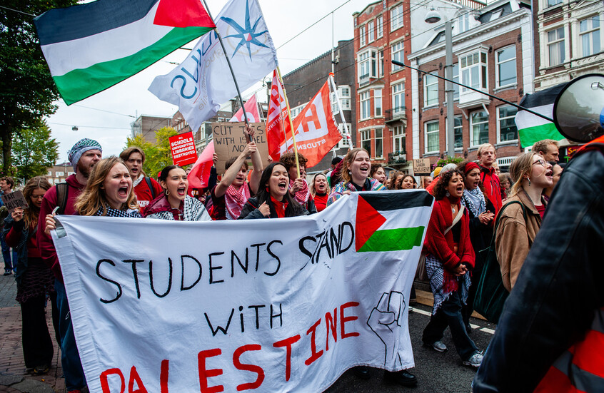 طلاب هولنديون يتظاهرون ضد الإبادة الجماعية التي ترتكبها إسرائيل في قطاع غزة خلال احتجاج حاشد شارك فيه حوالي 250 ألف شخص مطالبين الحكومة الهولندية باتخاذ موقف أكثر حزما ضد إسرائيل. / Globallookpress