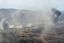 تصاعد الدخان من المنطقة بعد أن شنّ الجيش الإسرائيلي غارات جوية على عدة مواقع في المناطق الريفية من النبطية في جنوب لبنان على الرغم من وقف إطلاق النار، في 20 أكتوبر 2025. / Gettyimages.ru