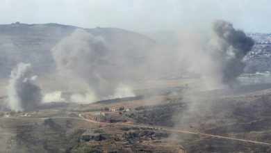 تصاعد الدخان من المنطقة بعد أن شنّ الجيش الإسرائيلي غارات جوية على عدة مواقع في المناطق الريفية من النبطية في جنوب لبنان على الرغم من وقف إطلاق النار، في 20 أكتوبر 2025. / Gettyimages.ru