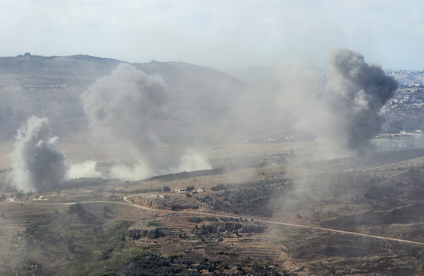 تصاعد الدخان من المنطقة بعد أن شنّ الجيش الإسرائيلي غارات جوية على عدة مواقع في المناطق الريفية من النبطية في جنوب لبنان على الرغم من وقف إطلاق النار، في 20 أكتوبر 2025. / Gettyimages.ru