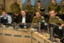 صورة أرشيفية تجمع رئيس الأركان الإسرائيلي إيال زامير، وزير الدفاع الإسرائيلي يسرائيل كاتس، قائد سلاح الجو اللواء تومر بار، رئيس شعبة الاستخبارات العسكرية الجنرال شلومي بيندر، رئيس شعبة العمليات الجنرال يتسحاق كوهين، وقائد قيادة العمق الجديد الجنرال دان غولدفوس من مركز سلاح الجو. / الجيش الإسرائيلي / RT