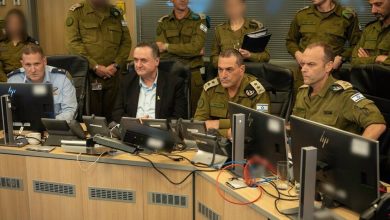 صورة أرشيفية تجمع رئيس الأركان الإسرائيلي إيال زامير، وزير الدفاع الإسرائيلي يسرائيل كاتس، قائد سلاح الجو اللواء تومر بار، رئيس شعبة الاستخبارات العسكرية الجنرال شلومي بيندر، رئيس شعبة العمليات الجنرال يتسحاق كوهين، وقائد قيادة العمق الجديد الجنرال دان غولدفوس من مركز سلاح الجو. / الجيش الإسرائيلي / RT