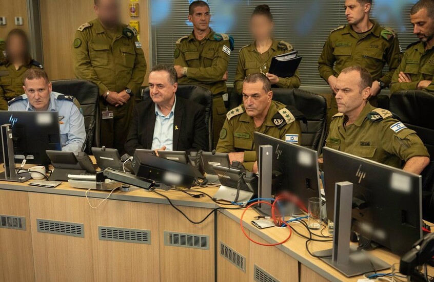 صورة أرشيفية تجمع رئيس الأركان الإسرائيلي إيال زامير، وزير الدفاع الإسرائيلي يسرائيل كاتس، قائد سلاح الجو اللواء تومر بار، رئيس شعبة الاستخبارات العسكرية الجنرال شلومي بيندر، رئيس شعبة العمليات الجنرال يتسحاق كوهين، وقائد قيادة العمق الجديد الجنرال دان غولدفوس من مركز سلاح الجو. / الجيش الإسرائيلي / RT