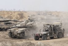 جنود إسرائيليون يتحركون بمركبة عسكرية قرب دبابات إسرائيلية قرب الحدود مع قطاع غزة - 17 سبتمبر. / Gettyimages.ru