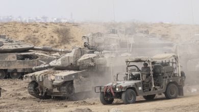 جنود إسرائيليون يتحركون بمركبة عسكرية قرب دبابات إسرائيلية قرب الحدود مع قطاع غزة - 17 سبتمبر. / Gettyimages.ru