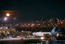 6 نوفمبر: طائرات متوقفة في مطار نيوارك ليبرتي الدولي في 6 نوفمبر 2025 بمدينة نيوارك، نيوجيرسي. / Gettyimages.ru