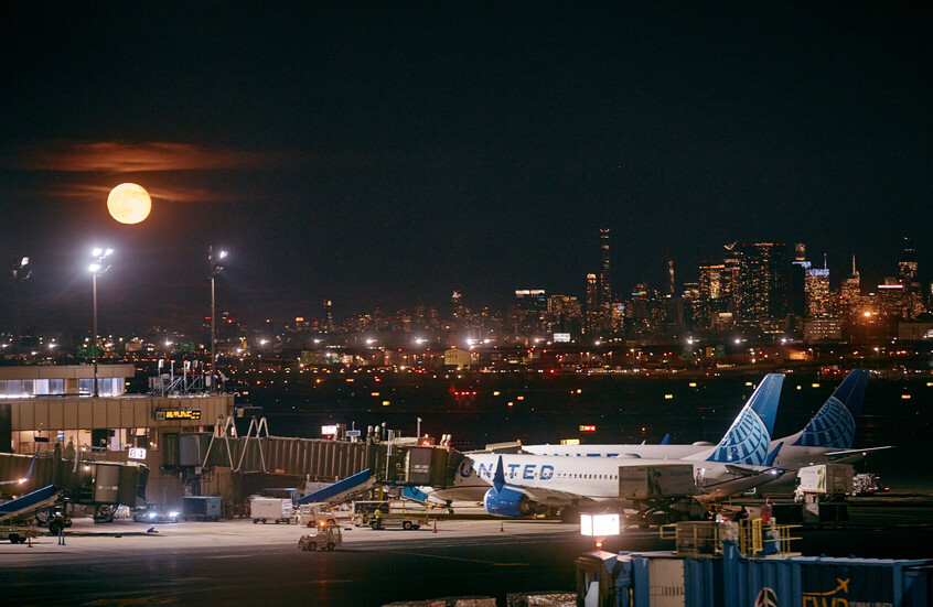 6 نوفمبر: طائرات متوقفة في مطار نيوارك ليبرتي الدولي في 6 نوفمبر 2025 بمدينة نيوارك، نيوجيرسي. / Gettyimages.ru