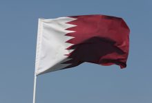 قطر تنفي وتدين الادعاءات الباطلة المتعلقة بتقارير إعلامية تخصّ المدعي العام للمحكمة الجنائية الدولية العلم القطري / Gettyimages.ru