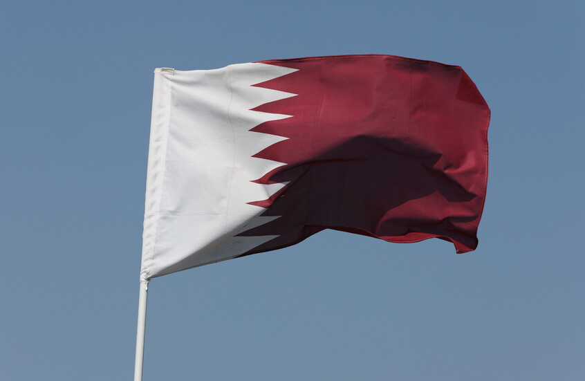 قطر تنفي وتدين الادعاءات الباطلة المتعلقة بتقارير إعلامية تخصّ المدعي العام للمحكمة الجنائية الدولية العلم القطري / Gettyimages.ru
