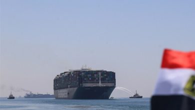 عبور السفن من المجرى الملاحي لقناة السويس