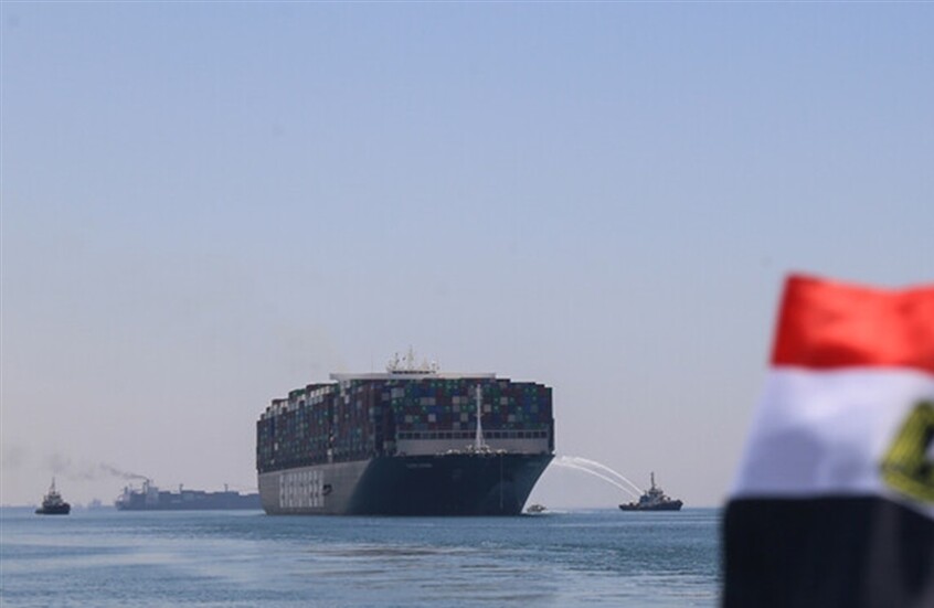 عبور السفن من المجرى الملاحي لقناة السويس