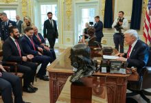 الرئيس دونالد ترامب (على اليمين) يتحدث إلى الرئيس السوري أحمد الشرع (الأول على اليسار) في البيت الأبيض في واشنطن خلال اجتمع عقداه الاثنين. / AP