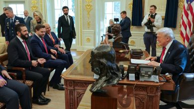 الرئيس دونالد ترامب (على اليمين) يتحدث إلى الرئيس السوري أحمد الشرع (الأول على اليسار) في البيت الأبيض في واشنطن خلال اجتمع عقداه الاثنين. / AP