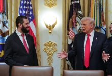 الرئيس دونالد ترامب، على اليمين، يتحدث مع الرئيس السوري أحمد الشرع، في البيت الأبيض في واشنطن يوم الاثنين