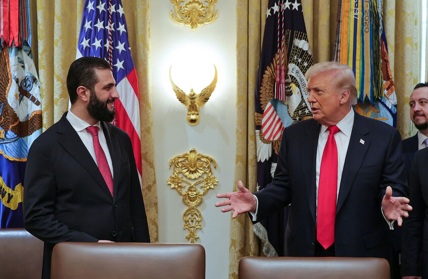 الرئيس دونالد ترامب، على اليمين، يتحدث مع الرئيس السوري أحمد الشرع، في البيت الأبيض في واشنطن يوم الاثنين