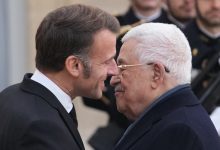 الرئيس الفرنسي إيمانويل ماكرون (يسار) يعانق الرئيس الفلسطيني محمود عباس قبل محادثاتهما اليوم الثلاثاء في قصر الإليزيه في باريس. / AP