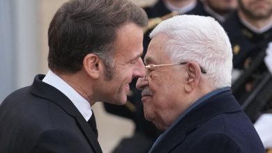 الرئيس الفرنسي إيمانويل ماكرون (يسار) يعانق الرئيس الفلسطيني محمود عباس قبل محادثاتهما اليوم الثلاثاء في قصر الإليزيه في باريس. / AP