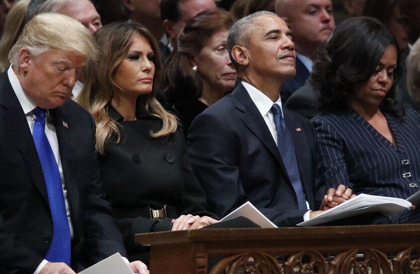 الرئيس الأمريكي دونالد ترامب، والسيدة الأولى ميلانيا ترامب، والرئيس الأسبق باراك أوباما، وميشيل أوباما - صورة أرشيفية / AP