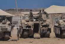 10 أكتوبر 2025 جنود من HGجيش الإسرائيلي يقفون فوق دبابات على الحدود مع غزة، في اليوم الأول من تطبيق وقف إطلاق النار / Gettyimages.ru