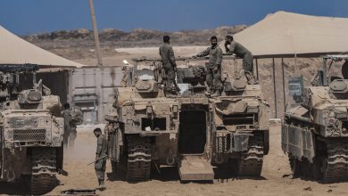 10 أكتوبر 2025 جنود من HGجيش الإسرائيلي يقفون فوق دبابات على الحدود مع غزة، في اليوم الأول من تطبيق وقف إطلاق النار / Gettyimages.ru