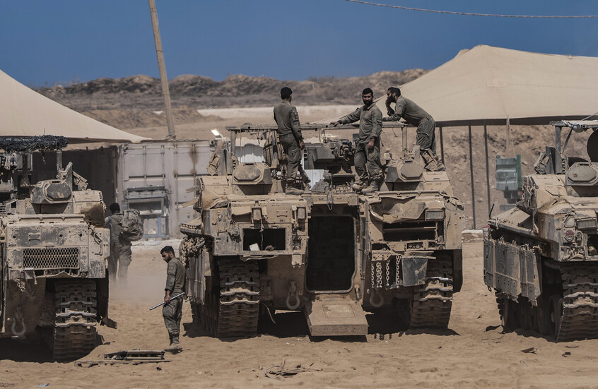 10 أكتوبر 2025 جنود من HGجيش الإسرائيلي يقفون فوق دبابات على الحدود مع غزة، في اليوم الأول من تطبيق وقف إطلاق النار / Gettyimages.ru