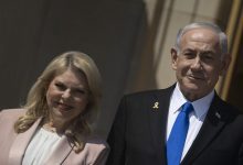 رئيس وزراء إسرائيل بنيامين نتنياهو (يمين) وزوجته سارة نتنياهو (يسار) / Gettyimages.ru