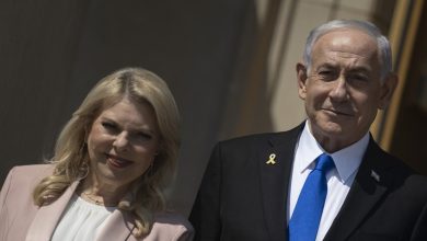 رئيس وزراء إسرائيل بنيامين نتنياهو (يمين) وزوجته سارة نتنياهو (يسار) / Gettyimages.ru