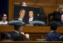 نائب ديمقراطي يحمل صورة لإبستين وترامب، في اجتماع لجنة الرقابة في مجلس النواب في واشنطن العاصمة، يناير 2024. / Globallookpress