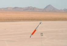 وحدة اختبار مشتركة من طراز B61-12، أو قنبلة جاذبية نووية بدون جهاز نووي متفجر، قبل لحظات من الاصطدام في ميدان تونوباه للاختبار في نيفادا / defensenews.com