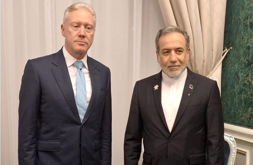 وزير الخارجية الإيراني عباس عراقجي (يمين)، ونظيره اللبناني يوسف رجي (يسار). / x.com/mofalebanon1 / RT