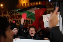 متظاهرون في ساحة ماجوري التي أُعيدت تسميتها بساحة غزة خلال مسيرة احتجاجا على مباراة كرة السلة في الدوري الأوروبي بين فيرتوس بولونيا ومكابي تل أبيب (21 نوفمبر). / Globallookpress