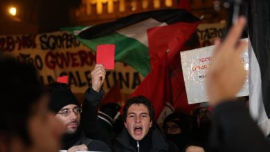 متظاهرون في ساحة ماجوري التي أُعيدت تسميتها بساحة غزة خلال مسيرة احتجاجا على مباراة كرة السلة في الدوري الأوروبي بين فيرتوس بولونيا ومكابي تل أبيب (21 نوفمبر). / Globallookpress