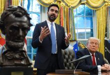 الرئيس الأمريكي دونالد ترامب يستمع إلى عمدة مدينة نيويورك المنتخب، زهران ممداني، وهو يتحدث في المكتب البيضاوي بالبيت الأبيض (الجمعة 21 نوفمبر). / AP