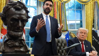 الرئيس الأمريكي دونالد ترامب يستمع إلى عمدة مدينة نيويورك المنتخب، زهران ممداني، وهو يتحدث في المكتب البيضاوي بالبيت الأبيض (الجمعة 21 نوفمبر). / AP